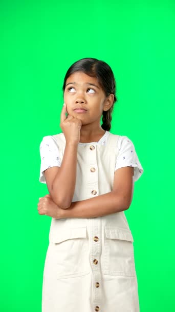 Dívka Dítě Přemýšlení Nápadu Zeleném Pozadí Obrazovky Nebo Makety Prostor — Stock video
