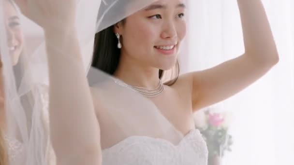 Noiva Vestido Feliz Antes Casamento Com Mulher Dama Honra Juntos — Vídeo de Stock