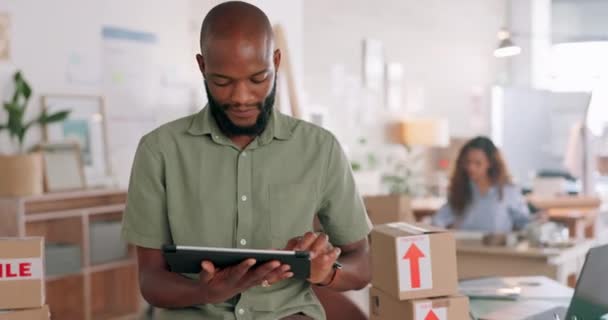 Zahájení Podnikání Tablet Muž Dělat Lodní Doprava Pro Výrobky Merce — Stock video