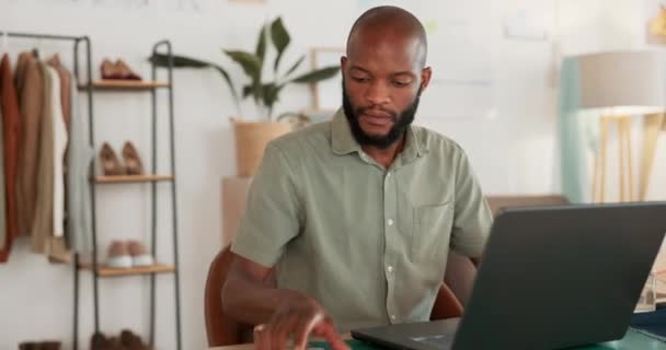 Laptop Okostelefon Üzletember Kereskedelmi Kommunikációval Értékesítési Termelékenységgel Irodai Multimédiás Technológiával — Stock videók