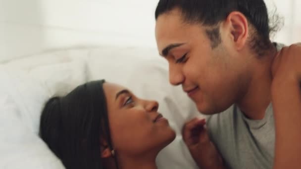 Egy Pár Hálószobában Szerelmesek Csókolóznak Ágyban Együtt Fekszenek Nevetés Szenvedély — Stock videók