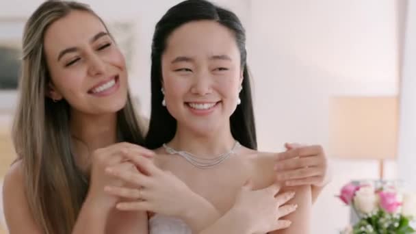 Svatba Šperky Družička Pomáhá Nevěstě Náhrdelníkem Pro Luxusní Obřad Oslavu — Stock video