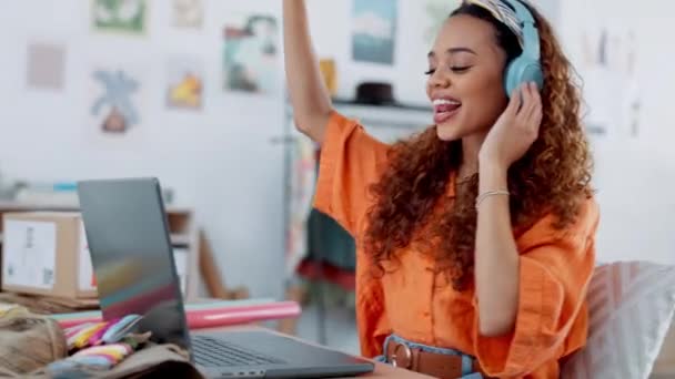 Muziek Dans Zwarte Vrouw Met Laptop Luisteren Naar Populaire Muziek — Stockvideo