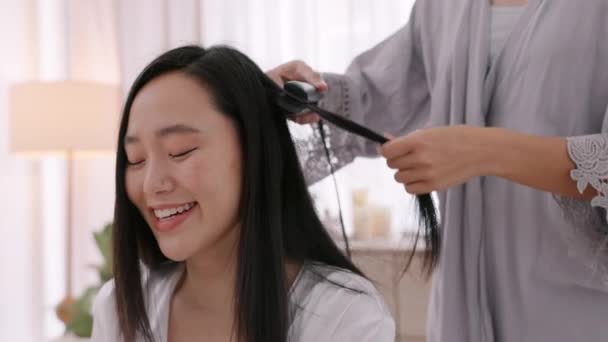 Haarbügeleisen Hochzeitsfriseur Und Zufriedene Kunden Tippen Tokio Auf Dem Smartphone — Stockvideo