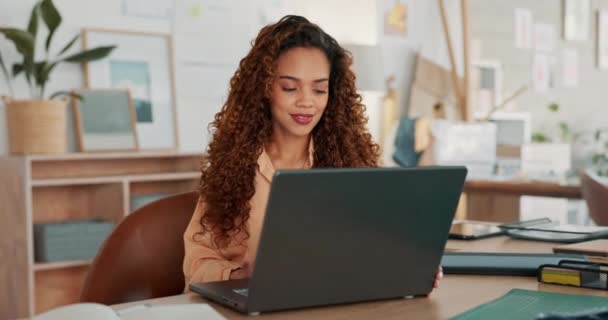 ビジネス 幸せな黒人女性とラップトップの計画のレポートや電子メール通信をオンラインで 企業の女の子の笑顔の肖像 研究戦略開発と会社のオフィスでインターネット記事を読む — ストック動画