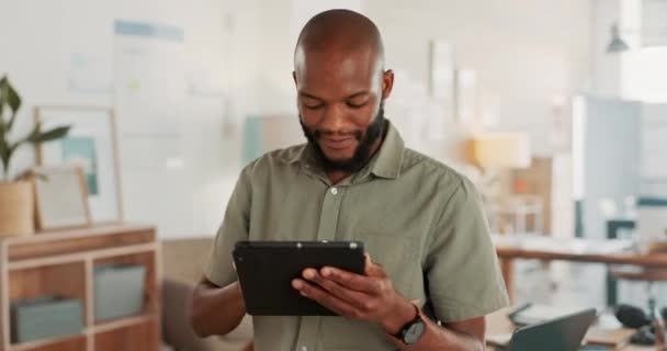 Black Businessman Tablet Και Ψηφιακή Ανάλυση Δεδομένων Έρευνας Μάρκετινγκ Στη — Αρχείο Βίντεο