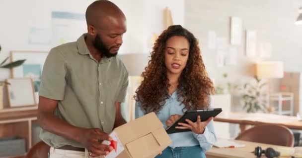Mann Frau Und Tablet Für Online Shopping Logistik Commerce Versandboxen — Stockvideo