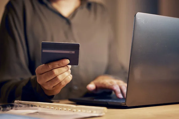Online Nakupování Notebook Žena Ruce Kreditní Kartou Pro Digitální Bankovní — Stock fotografie