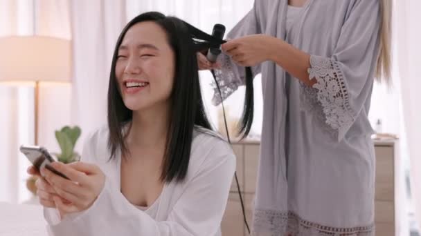 Salon Telefon Vlasy Ženou Kadeřník Připravuje Při Prohlížení Line Číně — Stock video