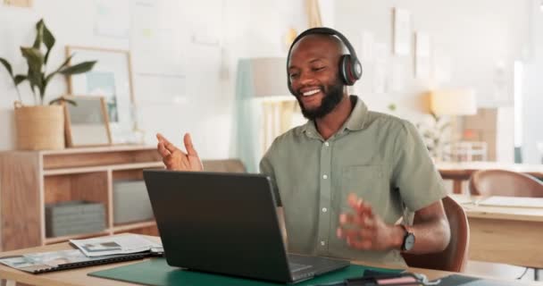 Bilgisayarda Kulaklıklarda Siyahi Adamda Uzaktan Kumandalı Şirket Işi Için Internet — Stok video