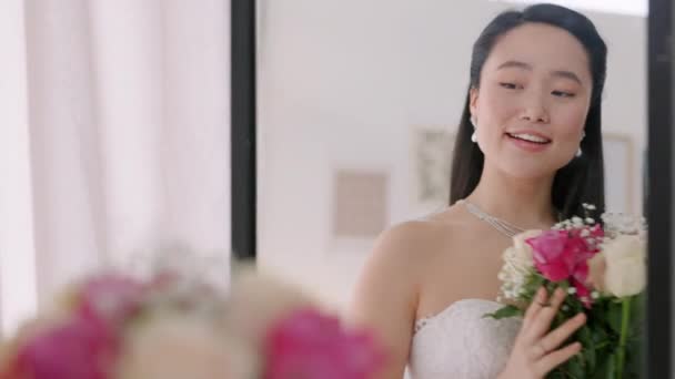 花束和亚洲新娘在镜子里 与花或玫瑰的美丽 化妆品或化妆 年轻的日本女人为结婚 奢华或时尚而笑着检查美丽的倒影 — 图库视频影像
