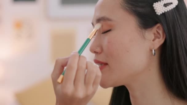 Makijażystka Kobieta Pędzlem Powiek Pracuje Znajomych Lub Twarzy Klienta Dla — Wideo stockowe