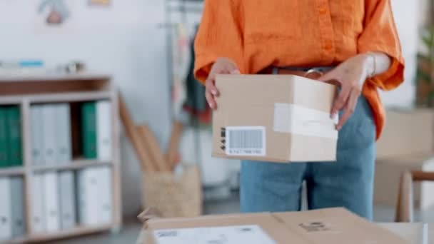 Moda Llamada Telefónica Mujer Con Caja Tienda Para Entrega Del — Vídeo de stock