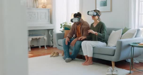 Εικονική Πραγματικότητα Metaverse Και Ζευγάρι Στον Καναπέ Στο Σπίτι Σαλόνι — Αρχείο Βίντεο