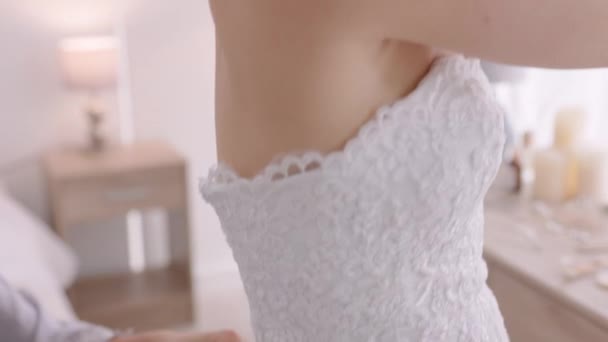 Düğün Sabahı Asyalı Gelin Nedime Bir Elbiseye Yardım Ediyorlar Bir — Stok video