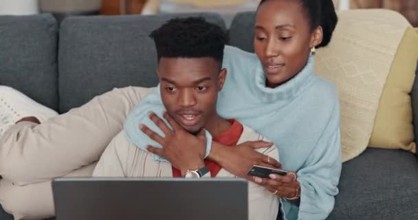 興奮した黒の女性と男のキス 抱擁と絆とクレジットカードでソファからカップル ラップトップ オンラインショッピング 支払い 電子商取引とリビングルームでオンライン製品を閲覧幸せな愛好家 — ストック動画