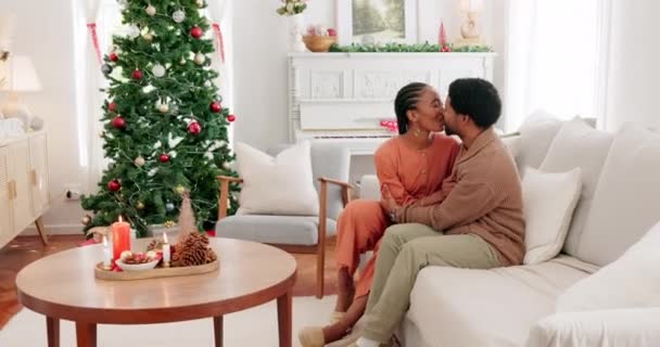 Para Miłość Święto Bożego Narodzenia Salonie Czarną Kobietą Całować Przytulać — Wideo stockowe