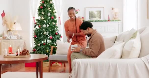 Різдво Чорна Пара Подарунок Обіймами Бути Щасливими Посміхатися Свята Разом — стокове відео