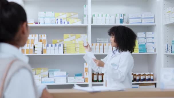 Pharmacist Talking Helping Showing Customer Medicine Pharmacy Explaining Prescription Dosage — ストック動画