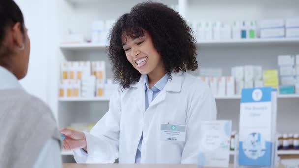 Medical Pharmacist Drug Store Professional Gives Advice Client Pharmacy Service — Video Stock