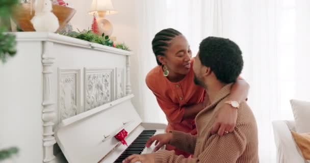 Natal Musik Piano Dan Pasangan Menyanyikan Lagu Liburan Yang Meriah — Stok Video