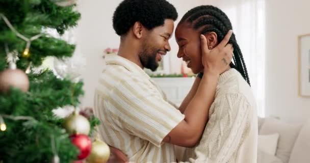 Щаслива Пара Обличчям Різдвяним Святом Посмішкою Обіймаються Проводять Час Разом — стокове відео