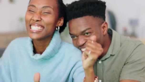 Çift Oyunu Aşk Öpücüğü Oturma Odasındaki Kanepede Kazanma Başarısı Birlikte — Stok video