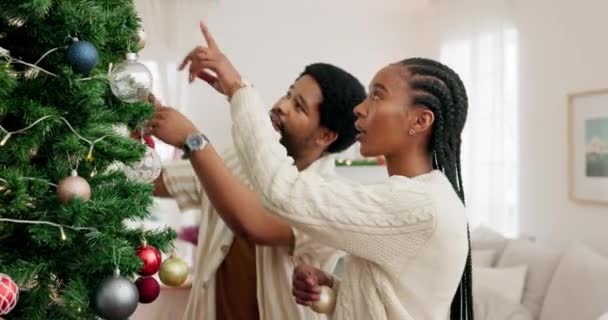 Χριστούγεννα Διακόσμηση Δέντρων Και Νεαρό Μαύρο Ζευγάρι Γιορτάζουν Στο Σαλόνι — Αρχείο Βίντεο