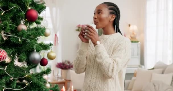 Schwarze Frau Kaffee Und Weihnachten Mit Lächeln Für Baumschmuck Urlaub — Stockvideo