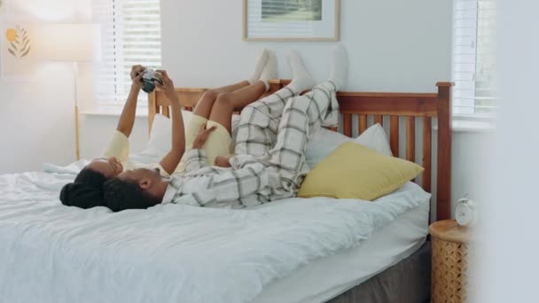 Pareja Negra Dormitorio Selfie Sosteniendo Cámara Digital Pijama Para Imagen — Vídeo de stock