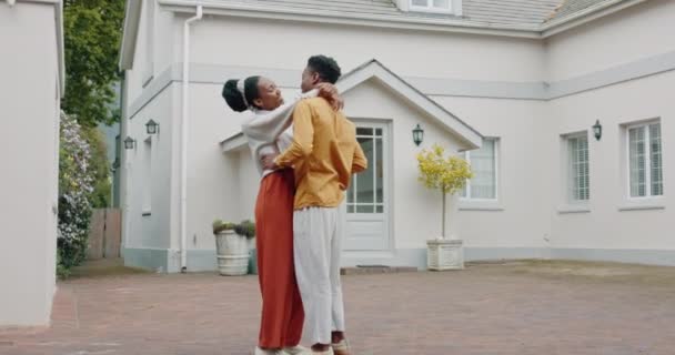 Schwarzes Paar Glücklich Und Hausfinanzierung Mit Hypothekendarlehen Feier Umarmung Freien — Stockvideo