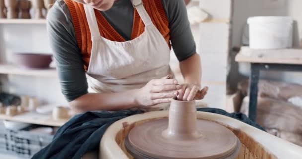 陶瓷轮 女雕塑家和雕塑家在艺术家工作室 车间和小型企业的创意产品 工艺和制造业 手工工艺陶瓷设计师 陶工和专家模具设计 — 图库视频影像
