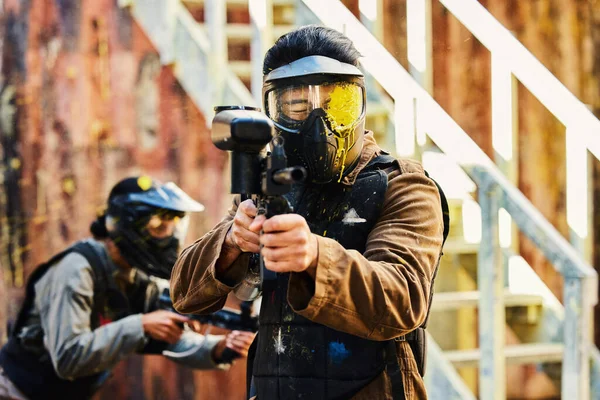 Пейнтбол Человек Застрелен Краской Пистолетом Шлем Безопасности Стрельбище Военная Игра — стоковое фото