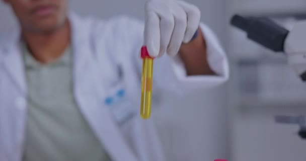 Ciencia Química Muestra Con Hombre Negro Laboratorio Para Medicina Investigación — Vídeos de Stock