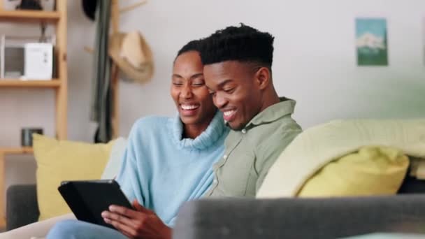 Pasangan Tablet Digital Dan Sofa Dengan Bahagia Pria Dan Wanita — Stok Video