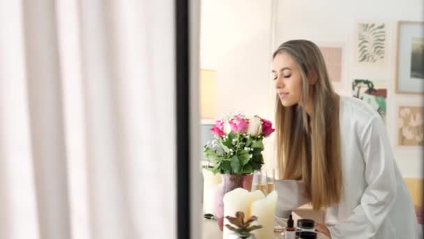 Pachnące Kwiaty Piękna Kobieta Rutyna Piękna Szczęśliwa Pani Szlafroku Podczas — Wideo stockowe