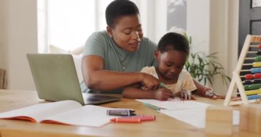 Eğitim, destek ve yaratıcı gelişim için iş kitabında çocuk renginde çizim yapan anne eğitimi ve öğretimi. Afrikalı siyahi anne, çocuğun anaokulu için kağıt üzerinde yazı yazmasına yardım ediyor..