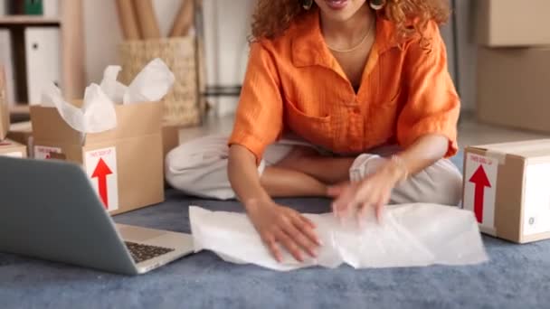 Vrouw Handen Wrap Product Doos Pakket Voor Scheepvaart Commerce Logistiek — Stockvideo
