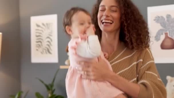 Νεαρή Μητέρα Κρατάει Μωρό Στην Αγκαλιά Της Χαμογελώντας Και Παίζοντας — Αρχείο Βίντεο