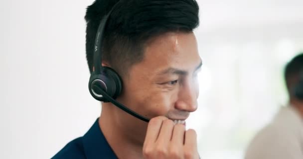 Çağrı Merkezi Gülümseme Asyalı Adam Sanal Iletişimde Danışmanlık Yapıyor Tele — Stok video