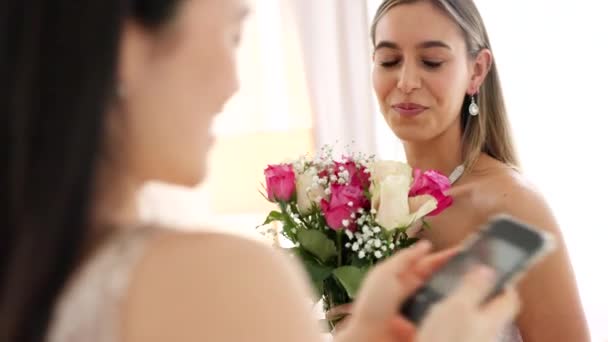 婚纱照 鲜花或花束 时尚服装 以及对社交媒体的兴奋微笑 婚礼前 快乐的女人和有手机的朋友 — 图库视频影像