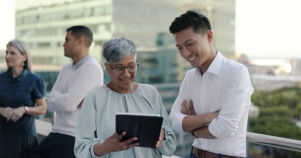 Tablet Businessman Senior Manager Rooftop Planning Digital Strategy Online Target — Stock Video