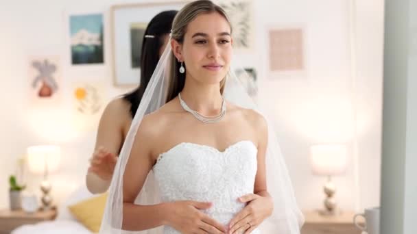 Невеста Свадьба Женщина Помогают Вуалью Гримерке Улыбаться Особенный День Счастливые — стоковое видео