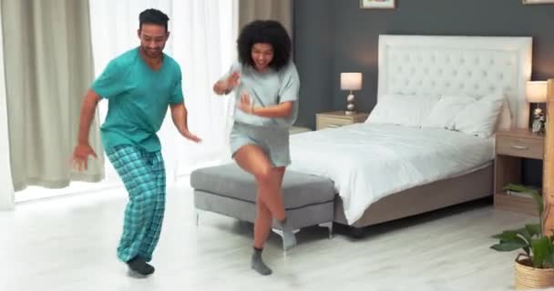 彼らの家の寝室で一緒に踊るカップルとダンス 愛と楽しさ 彼らの家で陽気でポジティブな感じの若い男性と女性ダンサーとのケアフリー 振付と幸せ — ストック動画