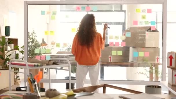 배달원 사무실의 유리보드에 마케팅 디자이너와 — 비디오