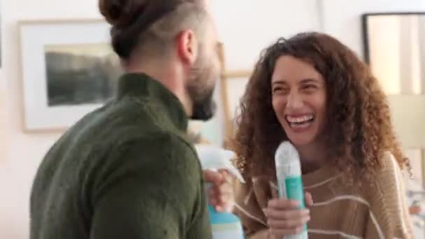 Temizlik Eğlence Çift Mikrofon Olarak Temizlik Spreyi Sıvı Sabun Kullanan — Stok video