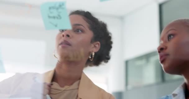 Женщины Занимающиеся Планированием Стратегией Бизнесом Пишут Идеи Картонке Размещают Управления — стоковое видео