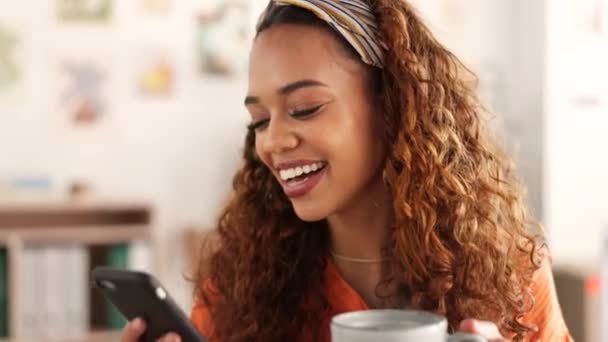 Détendez Vous Café Sourire Avec Femme Téléphone Pour Rechercher Les — Video