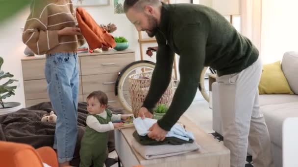 Familie Hulp Ouders Met Vouwen Hun Baby Spelen Woonkamer Thuis — Stockvideo