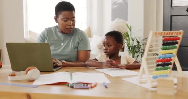 Siyahi Kadın Dizüstü Bilgisayar Çocuğa Ödevlerinde Yardım Ederken Aynı Zamanda — Stok video